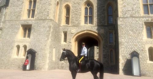 Le cap. Kyle Kifferling à cheval devant le château de Windsor