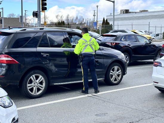 photo d’agent effectuant un contrôle routier