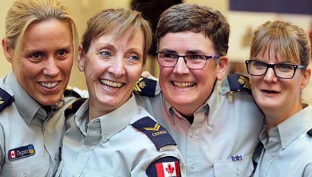 Photo de Kerry Williams et trois autres policières en train de rire