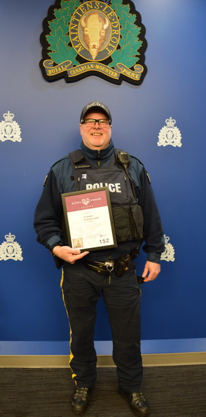 Photo of Constable McCreadie holding his 2023 Alexa’s Award.