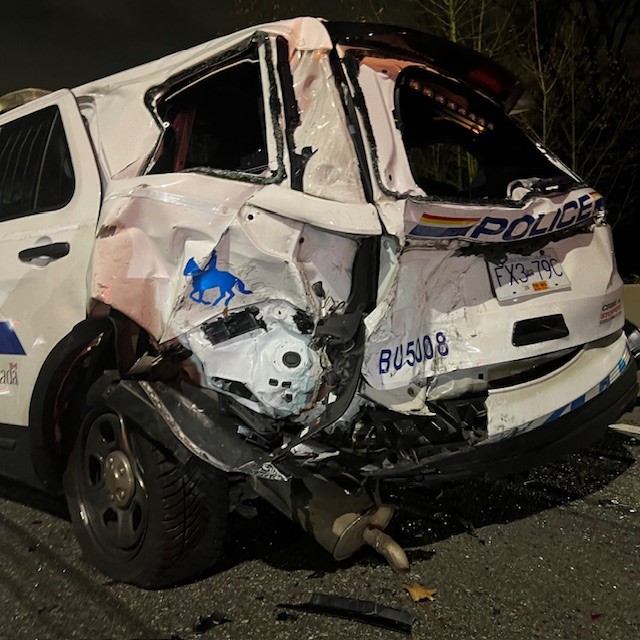 L’arrière d’une voiture de patrouille du Détachement de la GRC de Burnaby a été lourdement endommagé dans une collision.