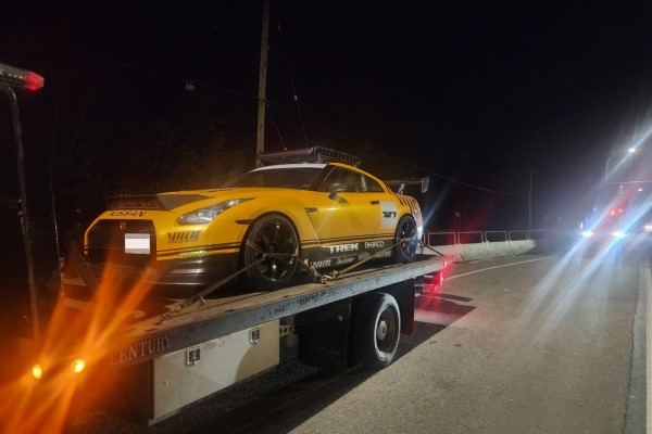 Une Nissan GT-R est remorquée vers une fourrière sur l’île de Vancouver après que son conducteur a reçu une contravention pour excès de vitesse