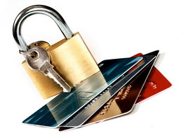 Photo d’un cadenas et de clés posés sur des cartes de crédit pour illustrer la protection de vos cartes de crédit.