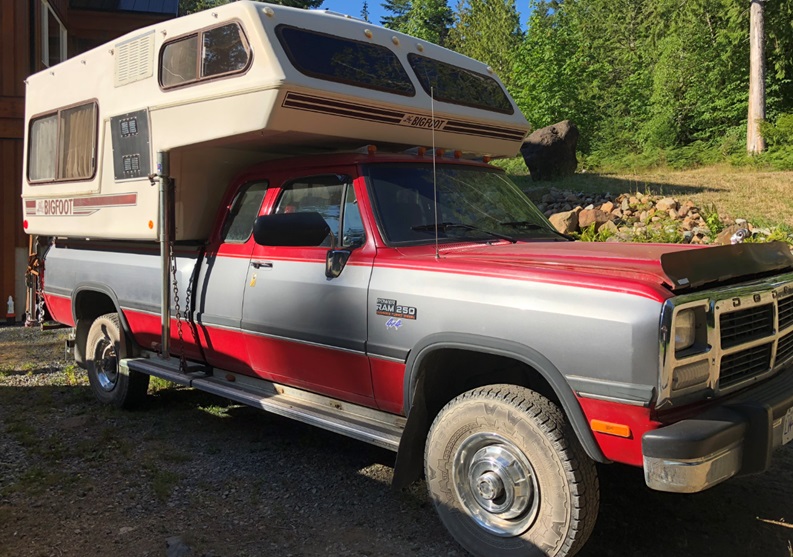 Dodge rouge et grise munie d’un campeur