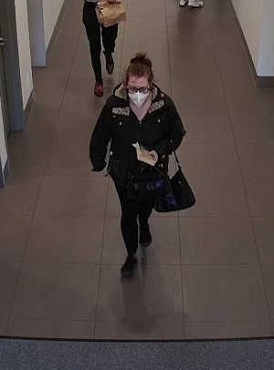 Pouvez-vous identifier le voleur de sac à main présumé? 