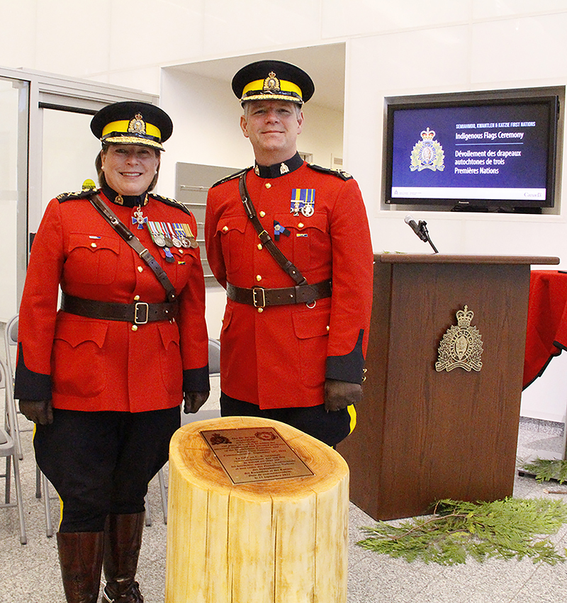 Photo of Commissioner and Deputy Commissioner beside plaque