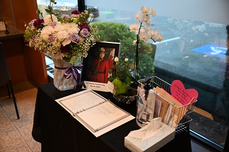 Images de fleurs et livre de condoléances au Détachement de la GRC de Burnaby