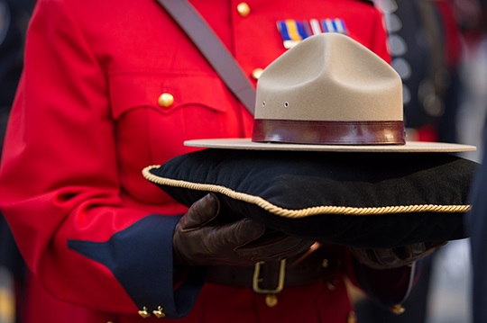Mis à part la tunique rouge, le chapeau Stetson est un autre élément caractéristique important de l’uniforme de cérémonie de la GRC. 