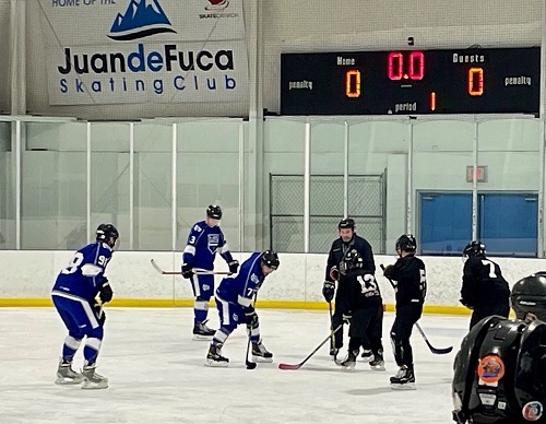 mise-au-jeu entre deux équipes de hockey sur une patinoire