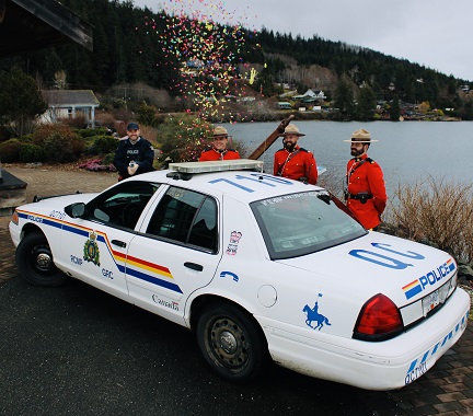 Membres de la GRC près d’une voiture de police